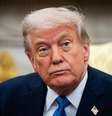 Presidente americano Donald Trump, de terno, olhando para a câmera  Foto: Getty Images / BBC News Brasil