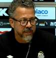  Foto: Reprodução - Legenda: Cleber Xavier em coletiva de imprensa após Santos 1x1 CRB / Jogada10