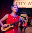Cantora e compositora Jill Souble se apresenta no restaurante de vinhos City Winery, em Nova York  Foto: Debra L Rothenberg/Getty Images - 08.09.2018