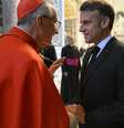 Foto tirada em 26 de abril de 2025 pela The Vatican Media mostra o cardeal secretário de Estado do Vaticano, Pietro Parolin, apertando a mão do presidente da França, Emmanuel Macron, antes do funeral do Papa Francisco no Vaticano.  Foto: AFP - SIMONE RISOLUTI / RFI