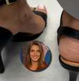 Joana Treptow não percebeu que estava com sandálias de modelos diferentes, inclusive com saltos de tamanhos distintos  Foto: Reprodução