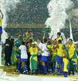 Cafu levanta o troféu da Copa do Mundo  Foto: Getty Images/Richard Sellers/Allstar