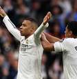  Foto: Denis Doyle/Getty Images - Legenda: Mbappé celebra após fazer um de seus dois gol na vitória sobre o Celta de Vigo, pelo Espanhol / Jogada10