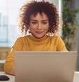 Veja como fazer um ritual com vela dourada para abrir caminhos no trabalho, atrair boas oportunidades e prosperar profissionalmente.  Foto: Shutterstock. / João Bidu
