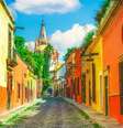 A rua Aldama em San Miguel de Allende, na região central do México, foi indicada pela revista Architectural Digest como uma das mais belas do mundo  Foto: Getty Images / BBC News Brasil