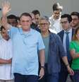 O ex-presidente Jair Bolsonaro cumprimenta apoiadores ao deixar o hospital DF Star em Brasília  Foto: Wilton Junior/Estadão / Estadão