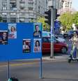 Cartazes com os candidatos do primeiro turno das eleições presidenciais na Romênia. 29 de abril de 2025  Foto: REUTERS - Andreea Campeanu / RFI