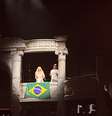 Lady Gaga lê mensagem para os fãs brasileiros  Foto: Catarina Carvalho/Terra