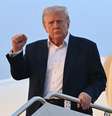 O presidente norte-americano Donald Trump desembarca do Air Force One ao chegar à Base Conjunta Andrews, em Maryland, em 4 de maio de 2025, ao retornar à Casa Branca após um fim de semana na Flórida.  Foto: AFP - SAUL LOEB / RFI