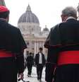 O cardeal canadense Thomas Christopher Collins (à direita) e o cardeal canadense Francis Leo caminham pela rua Via della Conciliazione, perto do Vaticano, com a Basílica de São Pedro ao fundo, em Roma, em 5 de maio de 2025. (Foto de Dimitar DILKOFF / AFP)  Foto: AFP - DIMITAR DILKOFF / RFI