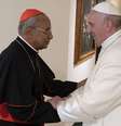 Dom Malcolm Ranjith e papa Francisco durante encontro ocorrido em 2022  Foto: Divulgação/Vatican News
