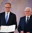 O novo chanceler alemão Friedrich Merz recebe seu certificado de nomeação do presidente alemão Frank-Walter Steinmeier durante uma cerimônia no Palácio Bellevue em Berlim, Alemanha, em 6 de maio de 2025.  Foto: © Annegret Hilse / Reuters / RFI