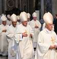 O cardeal italiano Fernando Filoni (C) e o cardeal timorense Virgílio do Carmo da Silva (D) participam da missa do Oitavo Novemdiale, após o funeral do papa e antes do conclave, na Basílica de São Pedro, no Vaticano, em 3 de maio de 2025. (Foto de Andreas SOLARO / AFP)  Foto: AFP - ANDREAS SOLARO / RFI