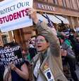 Em protesto contra medidas de Trump, mulher segura cartaz com os dizeres 'Proteja Nossos Estudantes'  Foto: Getty Images / BBC News Brasil