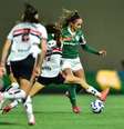  Foto: Staff Images/ CBF - Legenda: São Paulo e Palmeiras feminino em ação pelo Campeonato Brasileiro / Jogada10