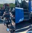 RJ: acidente envolvendo ônibus, carros e motos interdita Linha Vermelha  Foto: Reprodução/X