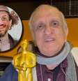 Bemvindo Sequeira na Europa, brincando com uma réplica do Oscar; no destaque, seu personagem mais popular na TV, o zombeteiro Bafo de Bode  Foto: Reproduções