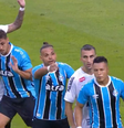 Jogadores do Grêmio terminaram partida contra o Santos sem adesivo de patrocinadora  Foto: Reprodução/Globoplay