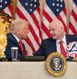 Trump (à esquerda) esteve com o presidente da Fifa nesta quinta e descobriu que a Rússia não poderá jogar a Copa nos EUA  Foto: Official White House Photo by Emily J. Higgins / Flickr