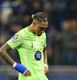  Foto: Dan Mullan/Getty Images - Legenda: Raphinha se emociona logo após o apito final em Milão / Jogada10