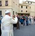 Francisco em meio a italianos durante seu pontificado  Foto: ANSA / Ansa - Brasil