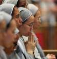 Religiosas assistem a missa pelo papa Francisco, na catedral de São Pedro, no Vaticano, em 3 de maio de 2025.  Foto: © Reuters/Claudia Greco / RFI