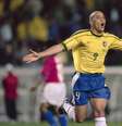  Foto: Shaun Botterill/Allsport/Getty Images/Hulton Archive - Legenda: Ronaldo, o melhor jogador da Seleção Brasileira à época, convulsionou momentos antes da decisão / Jogada10