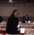 Cena do filme Conclave (2024), no qual a irmã Agnes checa o refeitório onde os cardeais farão as refeições  Foto: Reprodução
