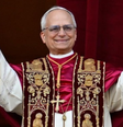 O Papa Leão XIV saúda o mundo pela primeira vez para conceder sua bênção Urbi et Orbi. O Cardeal Robert Francis Prevost foi eleito como o 267º Sucessor de Pedro pelos 133 cardeais eleitores, na quinta-feira, 8 de maio.  Foto: Vatican News