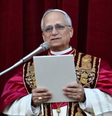 O Papa Leão XIV saúda o mundo pela primeira vez para conceder sua bênção Urbi et Orbi. O Cardeal Robert Francis Prevost foi eleito como o 267º Sucessor de Pedro pelos 133 cardeais eleitores, na quinta-feira, 8 de maio.  Foto: Vatican News