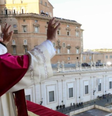 O Papa Leão XIV saúda o mundo pela primeira vez para conceder sua bênção Urbi et Orbi. O Cardeal Robert Francis Prevost foi eleito como o 267º Sucessor de Pedro pelos 133 cardeais eleitores, na quinta-feira, 8 de maio.  Foto: Vatican News