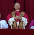 O papa Leão XIV não abriu mão das tradicionais vestes usadas pelos pontífices  Foto: Reprodução/Vaticano