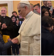 Papa Leão XIV faz selfie com fiéis e dá 1º autógrafo para criança  Foto: Reprodução/Instagram/@padrejoseluisgs
