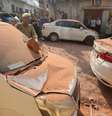 Veículos e casas danificados em Jammu, Caxemira administrada pela Índia, neste sábado  Foto: EPA / BBC News Brasil