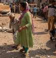 Mulheres caminham em direção à casa destruída, após a operação militar do Paquistão contra a Índia, em Rehari, Jammu, em 10 de maio de 2025  Foto: REUTERS - Adnan Abidi / RFI
