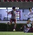 Nos minutos iniciais da partida, domínio do São Paulo: as Soberanas tiveram mais posse de bola e levaram mais perigo às adversárias. No lance, Dudinha, do Tricolor, disputa bola com Gislaine, do Flu  Foto: Ettore Chiereguini/Especial para o Terra