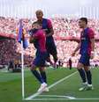  Foto: Alex Caparros/Getty Images - Legenda: Jogadores do Barcelona comemoram um dos gols marcados por Raphinha no 'El Clásico' / Jogada10