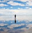 Imagem mostra céu azul, refletido no chão.   Foto: Chechevere wikimedia commons / Flipar