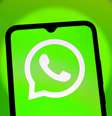 Celular mostra logo do aplicativo WhatsApp  Foto: Photo Illustration by Thomas Fuller/SOPA Images/LightRocket / Getty Images