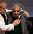 Em 2015, o então senador e ex-presidente do Uruguai, José 'Pepe' Mujica e o ex-presidente do Brasil, Luiz Inácio Lula da Silva (PT), participam da mesa redonda em São Bernardo do Campo, na Grande São Paulo  Foto: Gabriela Biló / ESTADÃO / Estadão