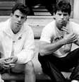 Os irmãos Menendez, Erik (à esquerda), e Lyle nos degraus de sua casa em Beverly Hills em novembro de 1989  Foto: Getty Images / BBC News Brasil