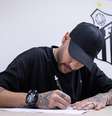 Neymar assinando com o Santos   Foto: Raul Baretta/ Santos FC. / Esporte News Mundo