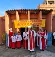 Missa do lado de fora da Igreja de São Daniel Profeta, em Manguinhos (RJ), interditada há dois anos.  Foto: Divulgação