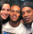Janaína Mendes, mãe de João Mendes, e Ronaldinho Gaúcho  Foto: Reprodução