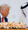 O presidente dos EUA, Donald Trump, e o emir do Catar, Tamim bin Hamad Al Thani, durante cerimônia de assinatura de acordos em Doha na quarta-feira (14/5)  Foto: Reuters / BBC News Brasil