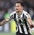  Foto: Vitor Silva/Botafogo - Legenda: Artur comemora o seu gol, o da vitória do Botafogo sobre o Estudiantes / Jogada10