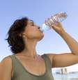 Entenda se beber água ajuda a prevenir a infecção urinária  Foto: Freepik