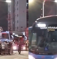 Torcida do Botafogo se engana e faz festa para ônibus do Estudiantes antes da Libertadores  Foto: Reprodução/Redes Sociais