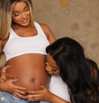 Ludmilla e Brunna Gonçalves compartilham foto com bebê Zuri no colo; veja  Foto: Reprodução/Instagram