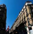 Rua onde homens mascarados tentaram sequestrar a filha de um empresário do setor de criptomoedas, em Paris, na França, em 13 de maio de 2025.  Foto: REUTERS - Gonzalo Fuentes / RFI